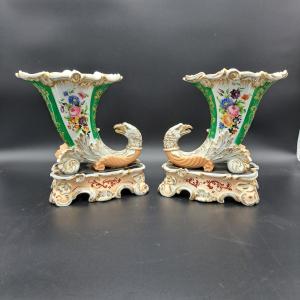 Paire De Vases Corne d'Abondance En Porcelaine Du Milieu Du XIXe Siècle