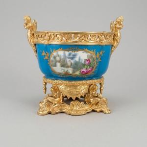 COUPE EN PORCELAINE DE SÈVRES DE LA SECONDE MOITIÉ DU XVIIIE SIÈCLE