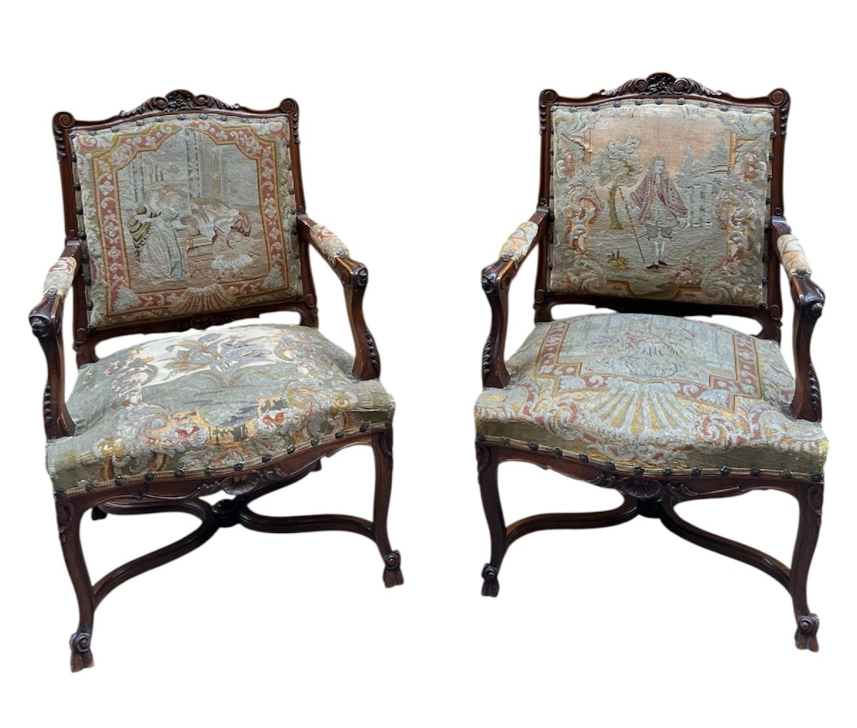 Paire de fauteuils baquets de style Louis XV
