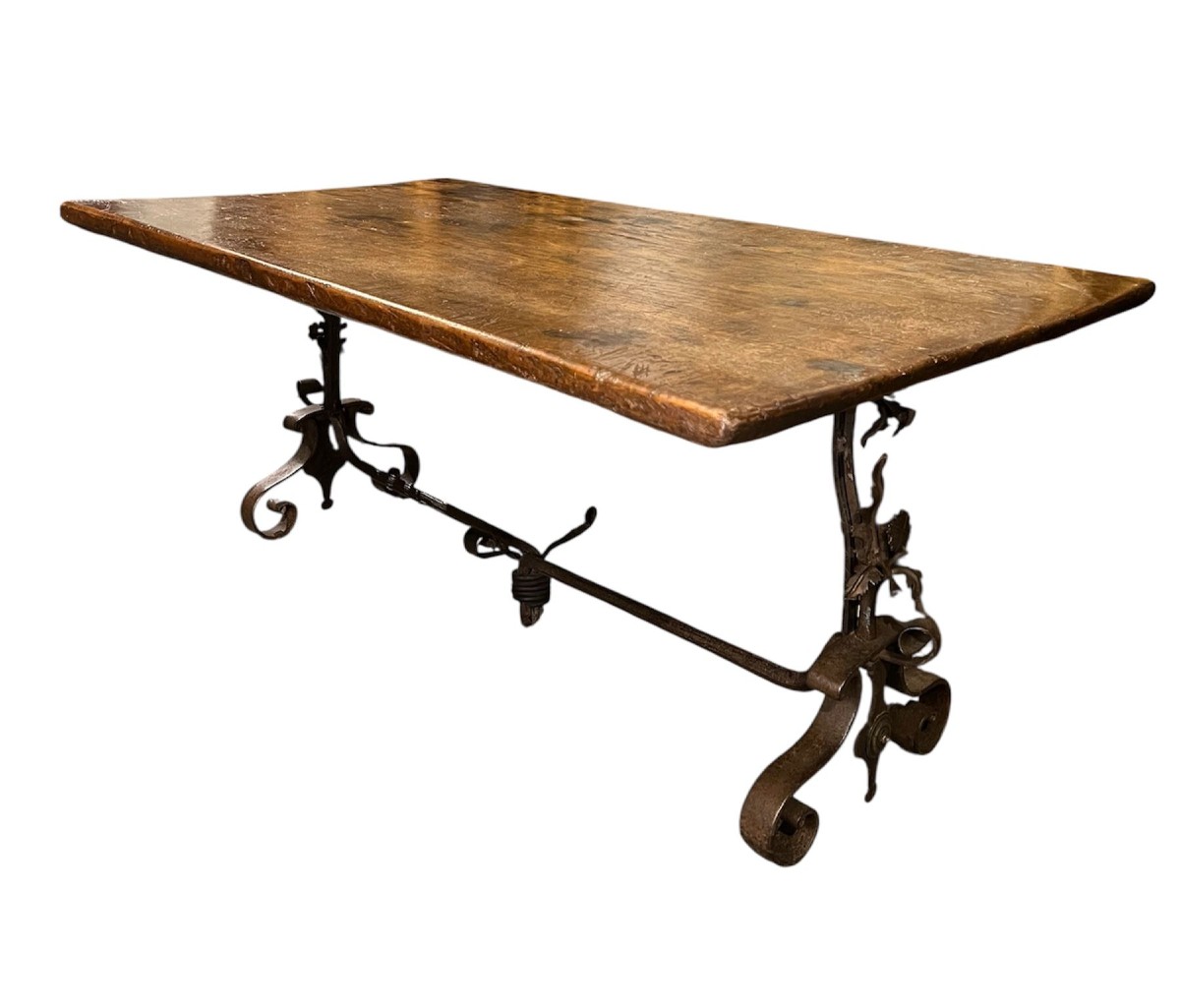 Table rectangulaire avec base en fer forgé