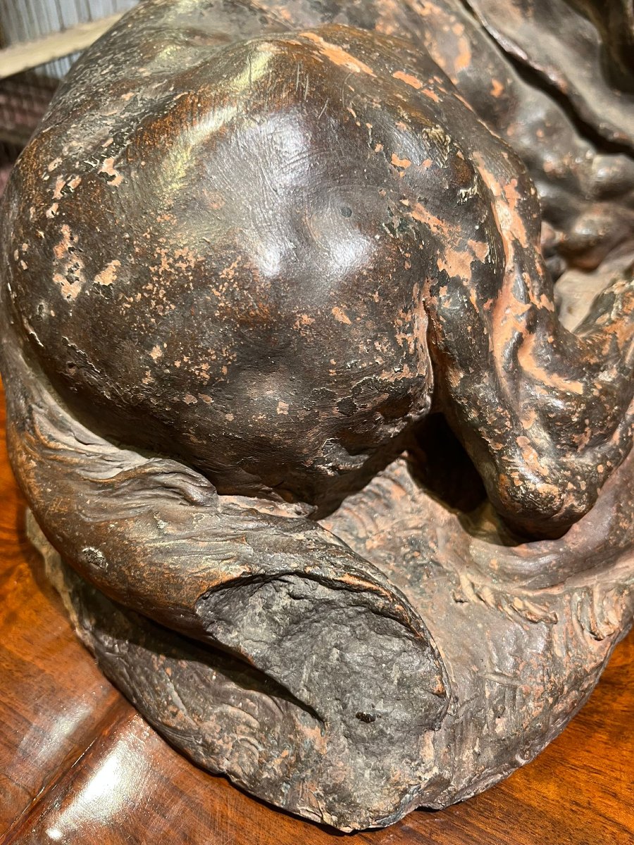 Sculpture Depicting A Crouching Hunting Dog-photo-3