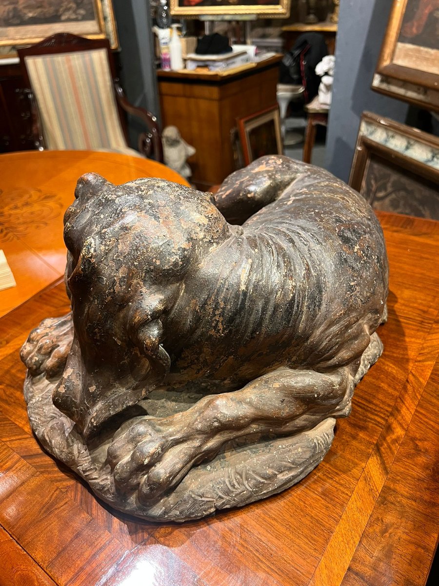 Sculpture Depicting A Crouching Hunting Dog-photo-2