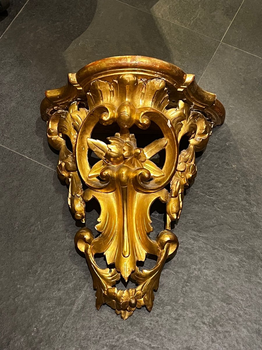 Paire d'étagères en bois sculpté et doré-photo-4