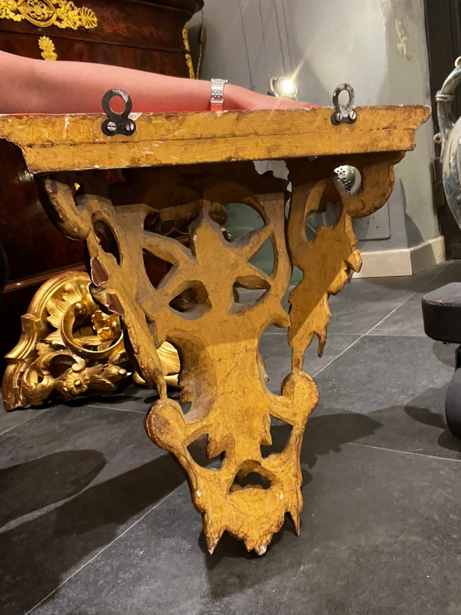 Paire d'étagères en bois sculpté et doré-photo-1