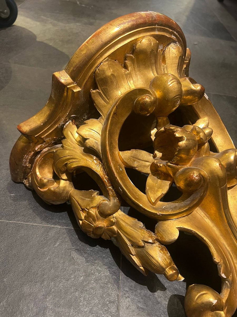 Paire d'étagères en bois sculpté et doré-photo-4