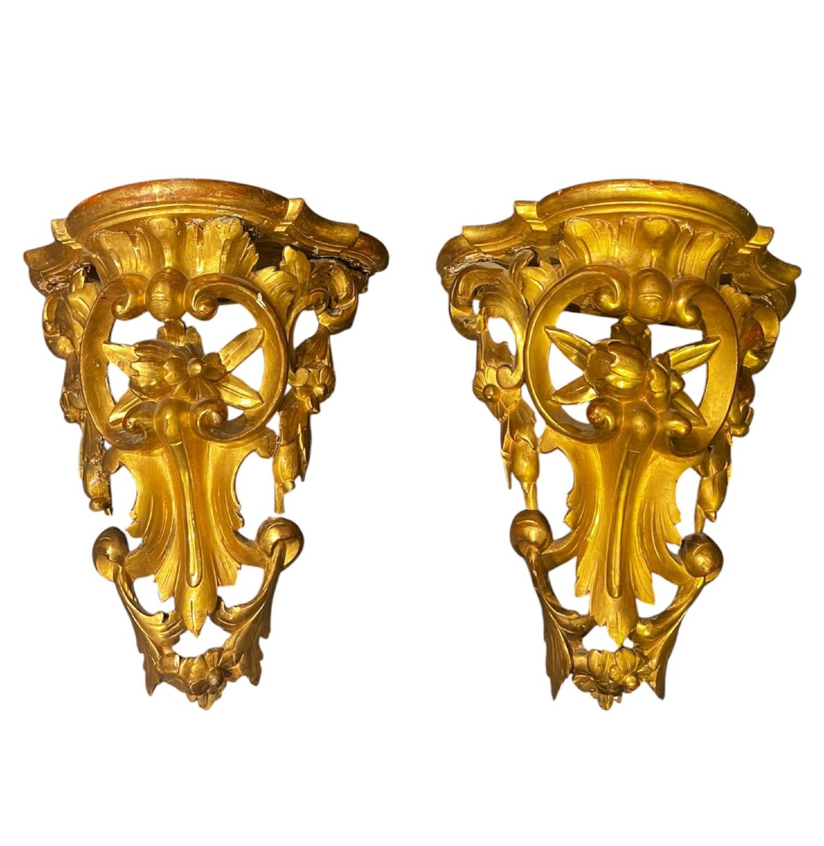Paire d'étagères en bois sculpté et doré