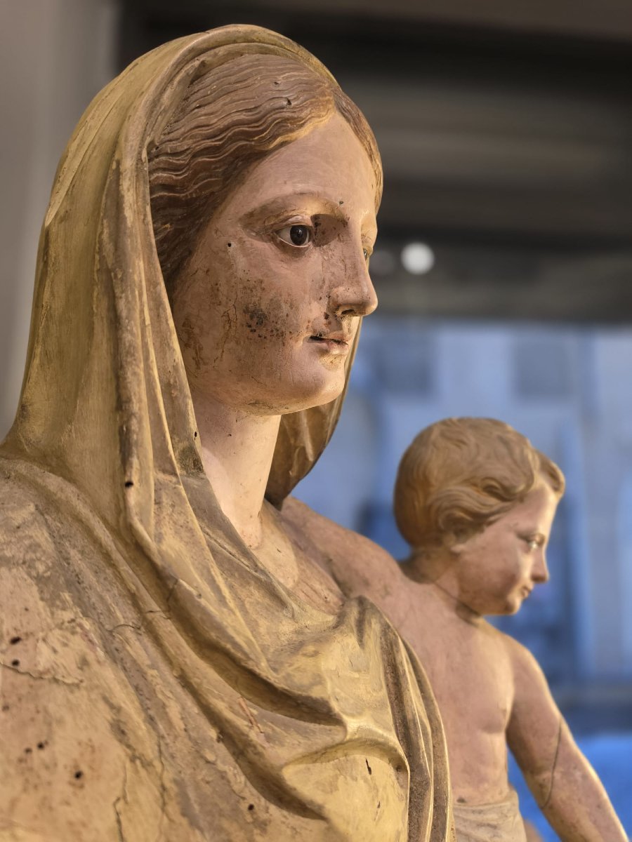Sculpture Depicting The Virgin And Child-photo-4