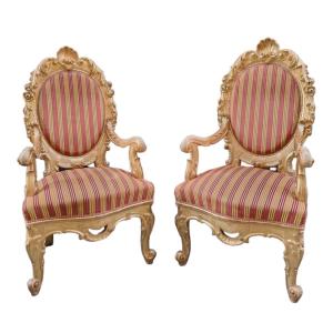 Paire De Fauteuils En Bois Sculpté Et Doré