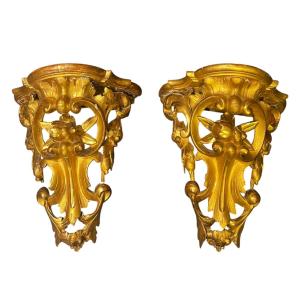 Paire d'étagères en bois sculpté et doré