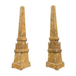 Paire d'obélisques en bois peints en imitation marbre