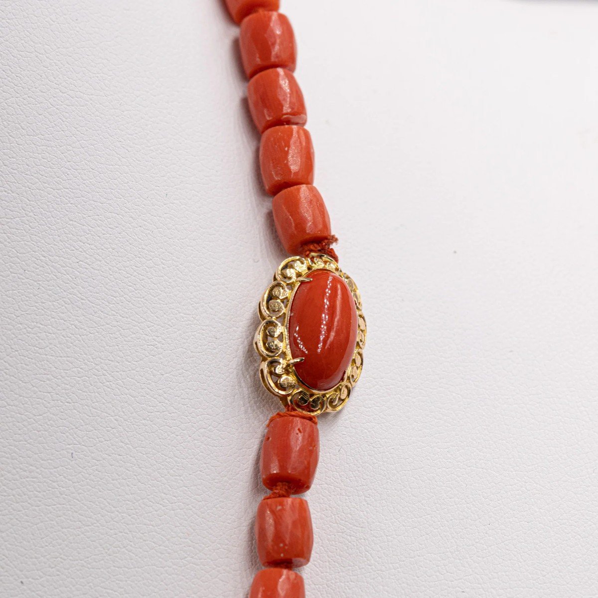 Collier Vintage En Corail Rose Et Or 18K Années 60 - Longueur 46 Cm - Occasion