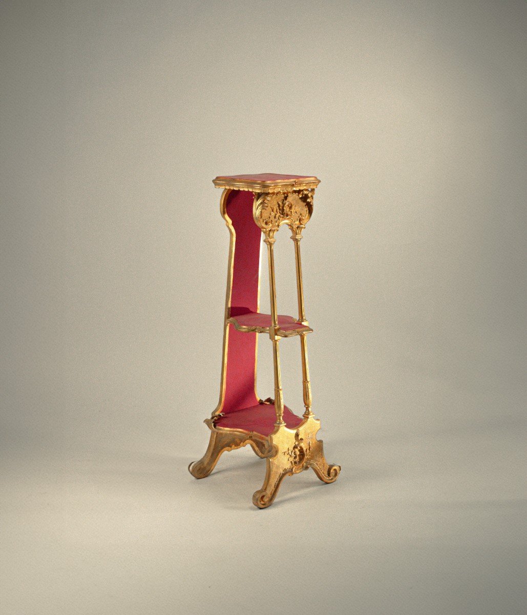 Gueridon In Carved And Gold And Red Lacquered Wood