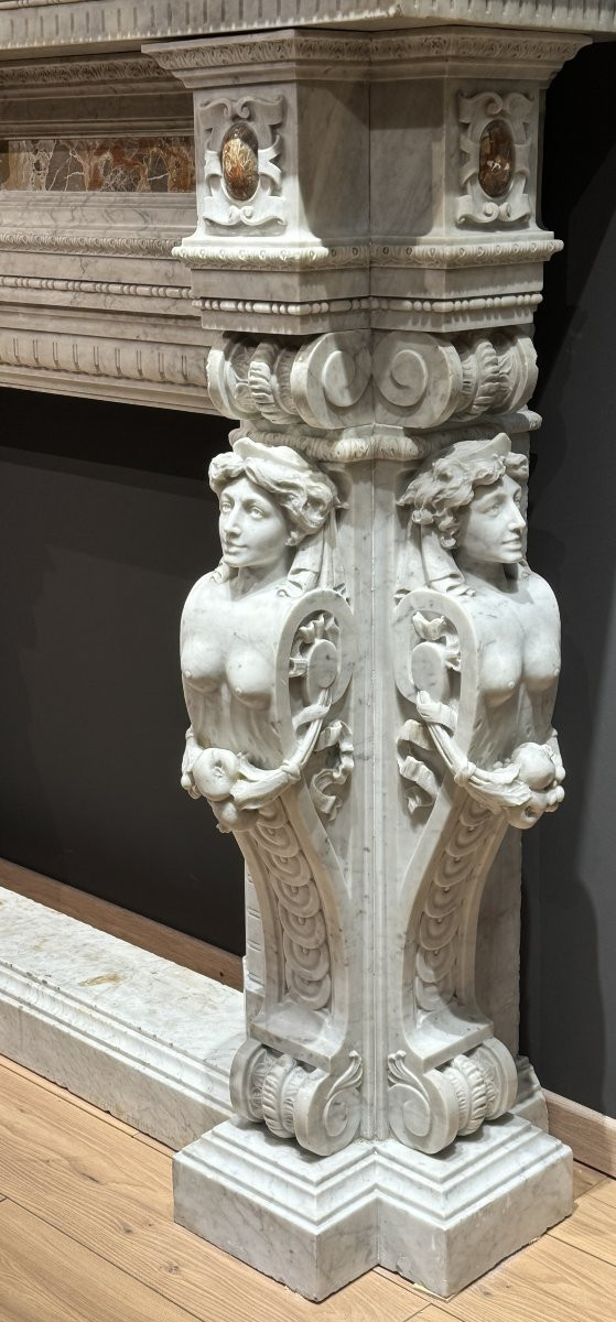 Cheminée sculptée en marbre blanc et inserts en brèche, seconde moitié du XIXe siècle-photo-3