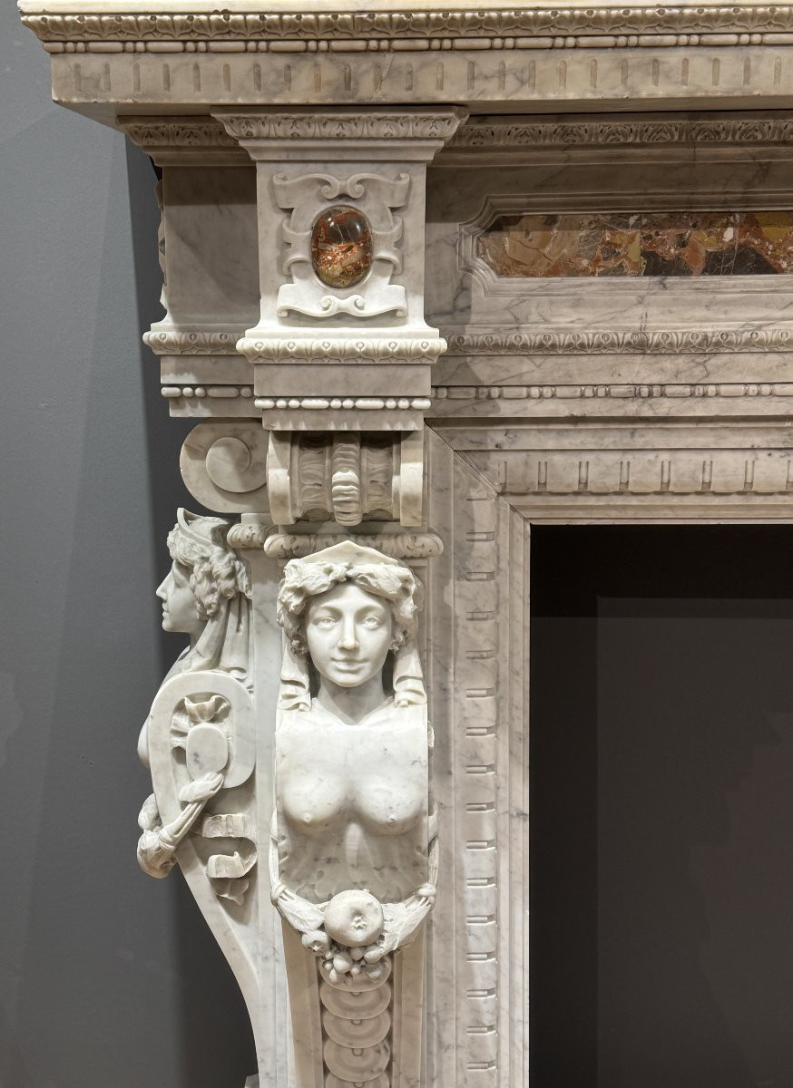 Cheminée sculptée en marbre blanc et inserts en brèche, seconde moitié du XIXe siècle-photo-4