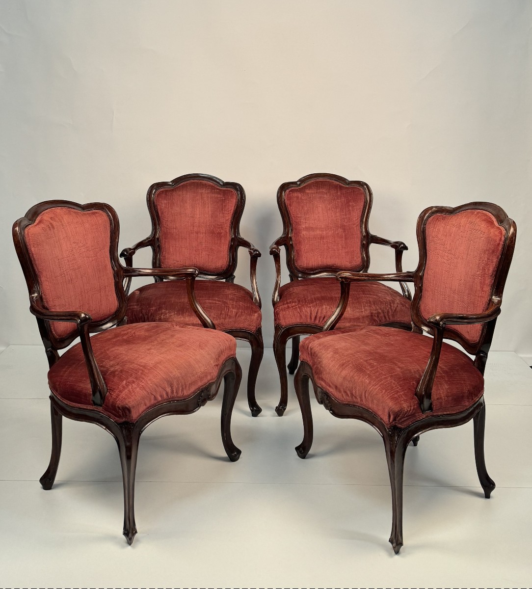 Quatre fauteuils en noyer, Venise, milieu du XVIIIe siècle