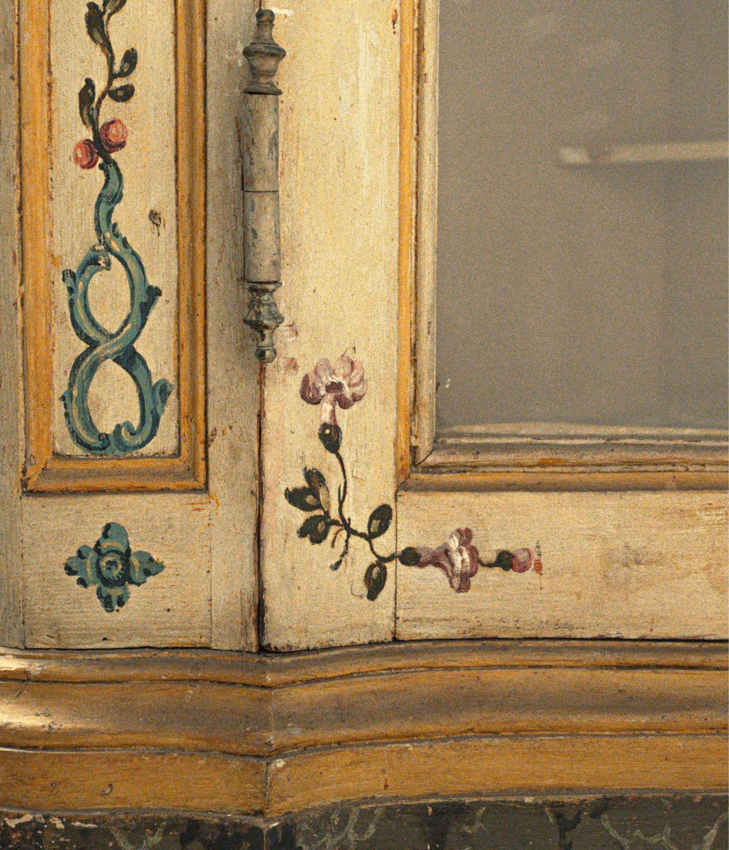 Large Corner Cabinet In Lacquered Wood, Genoa, 18th Century-photo-1