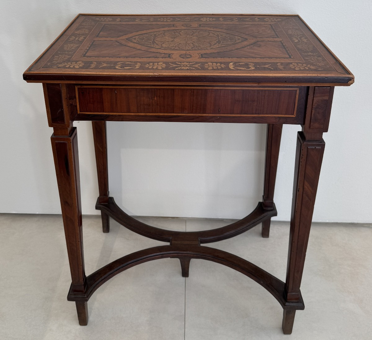 Table basse marquetée en noyer et bois mixte, Lombardie, fin du XVIIIe siècle