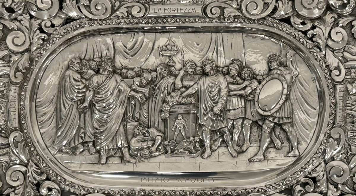 Large Ceremonial Platter, Milan, 20th Century, In Embossed Silver-photo-2