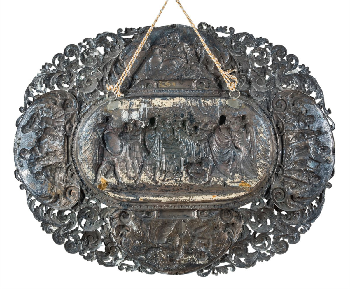 Large Ceremonial Platter, Milan, 20th Century, In Embossed Silver-photo-3