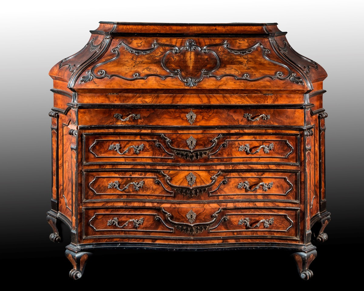 Commode à abattant plaquée en noyer, de style lombard du XVIIIe siècle