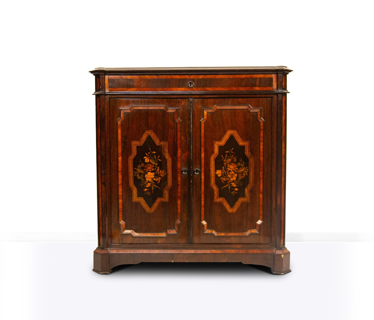 Buffet plaqué et incrusté de différentes essences de bois