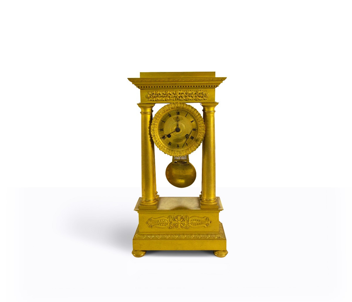 Pendule de portique en bronze doré, France, première moitié du XIXe siècle