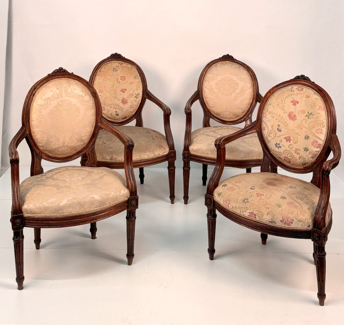 Quatre fauteuils en noyer, Piémont, fin XVIIIe siècle