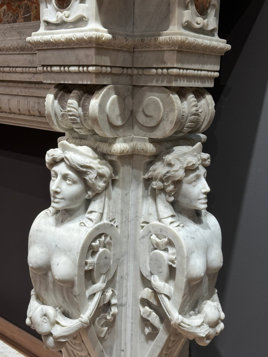 Cheminée sculptée en marbre blanc et inserts en brèche, seconde moitié du XIXe siècle-photo-2