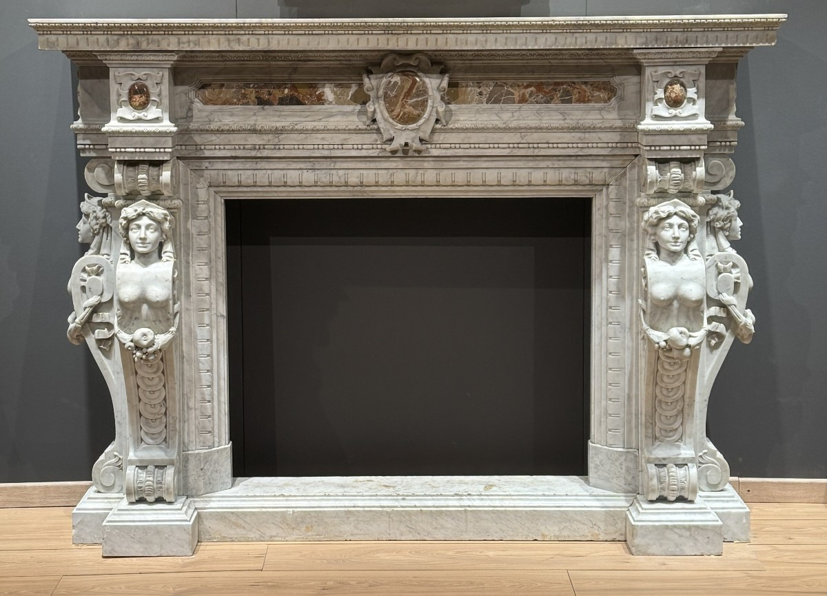 Cheminée sculptée en marbre blanc et inserts en brèche, seconde moitié du XIXe siècle