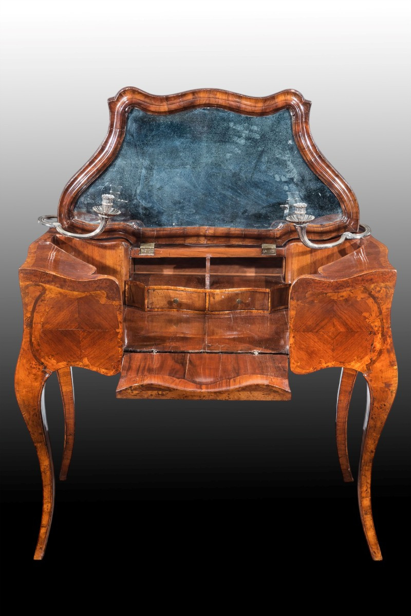 Ébénisterie vénitienne du XVIIIe siècle, Coiffeuse plaquée en noyer et racine de thuya