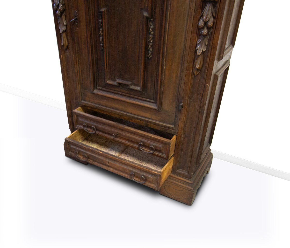 Buffet en noyer du XIXe , de style néo-Renaissance et reconstitué avec des éléments anciens-photo-2