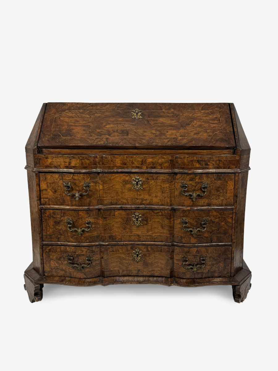 Commode à abattants en placage de loupe de noyer, Modène, milieu du XVIIIe siècle