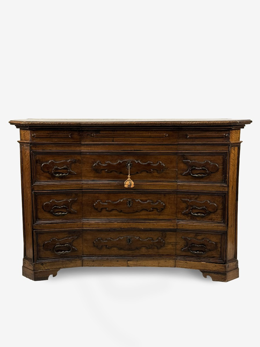 Commode en noyer, Bergame, première moitié du XVIIIe siècle