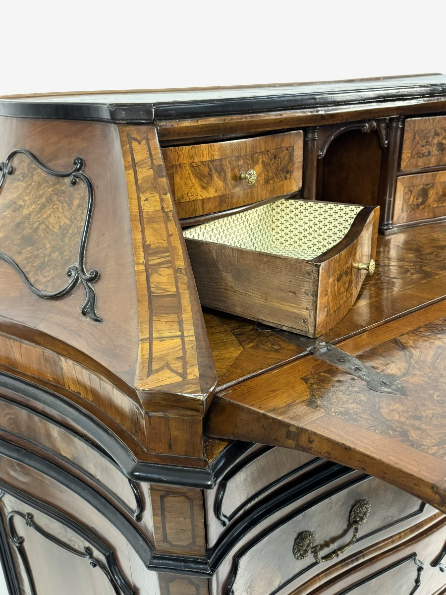 Commode à abattants plaquée de noyer et de loupe de noyer, Lombardie, milieu du XVIIIe siècle-photo-2