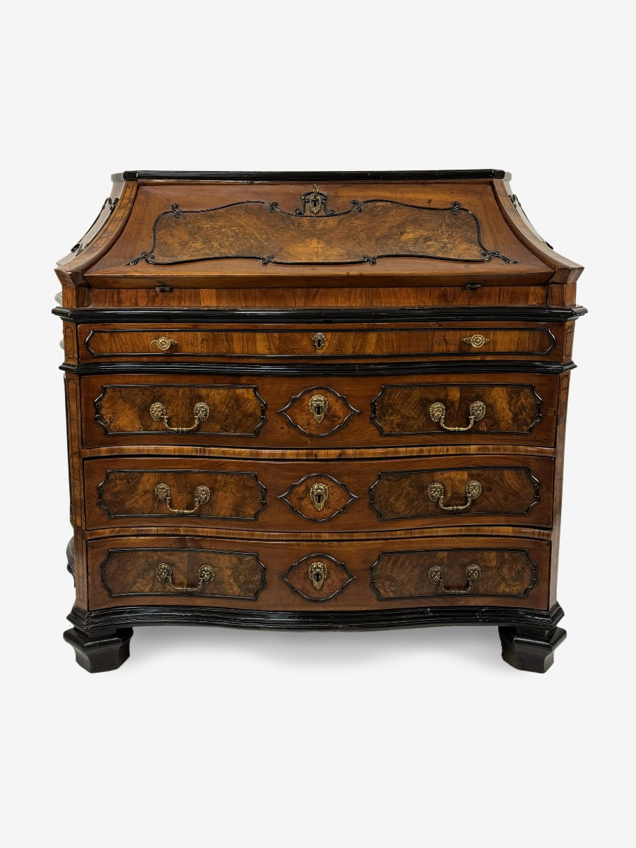 Commode à abattants plaquée de noyer et de loupe de noyer, Lombardie, milieu du XVIIIe siècle