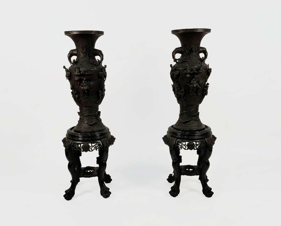 Paire de grands vases en bronze bruni, Japon, XXe siècle