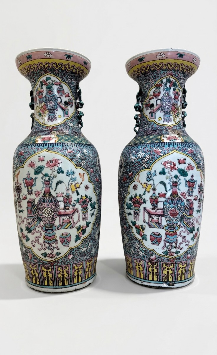 Paire de vases en porcelaine polychrome, Chine, XIXe siècle