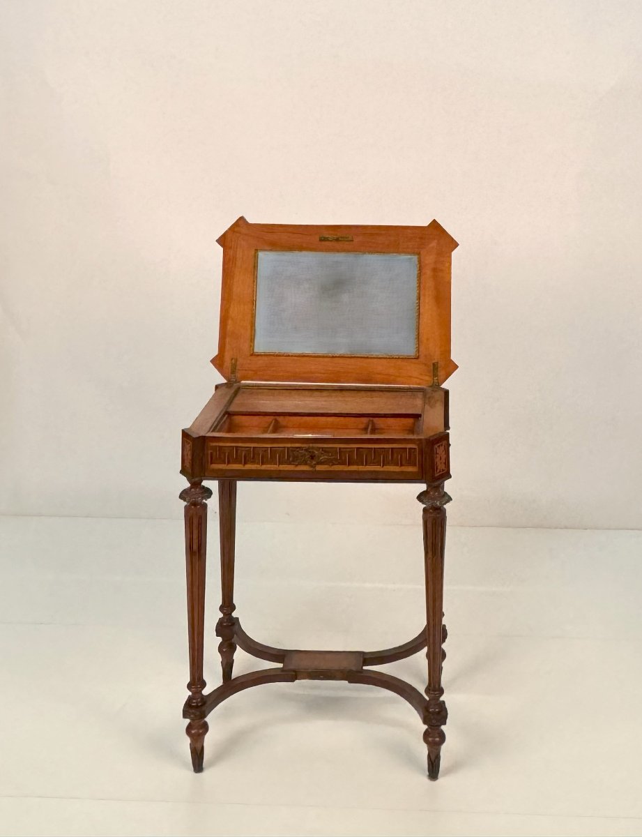 Petite coiffeuse en marqueterie de différents bois, de style Napoléon III, époque XIXème