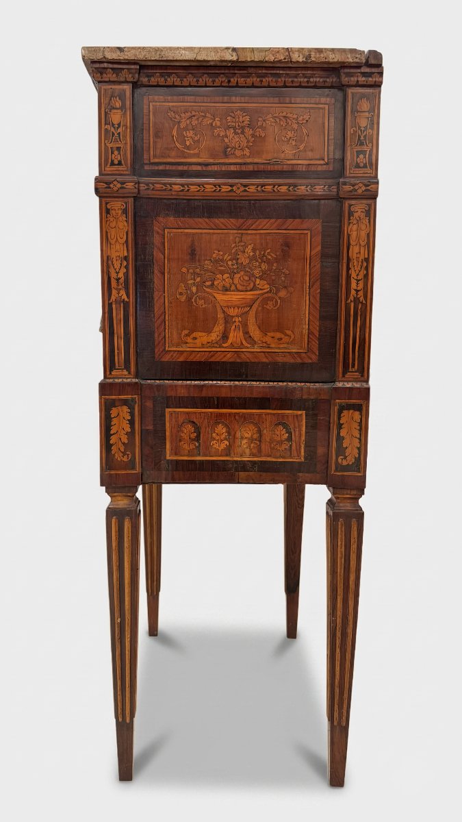 Petit meuble plaqué et incrusté de différentes essences de bois, reconstitué avec des éléments -photo-2