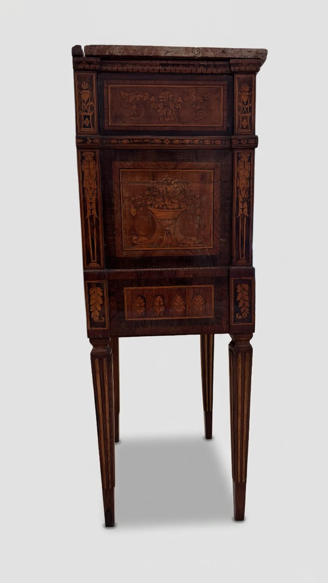 Petit meuble plaqué et incrusté de différentes essences de bois, reconstitué avec des éléments -photo-4
