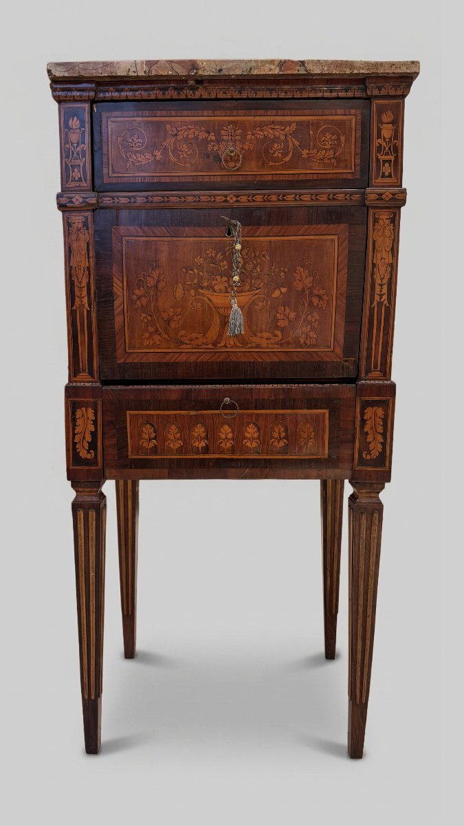 Petit meuble plaqué et incrusté de différentes essences de bois, reconstitué avec des éléments 