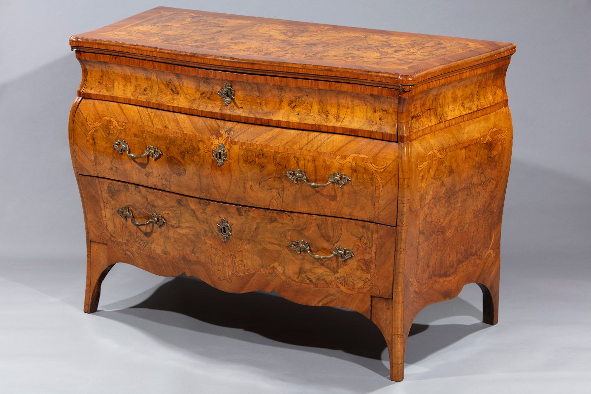Commode en Placage de noyer et bruyère de noyer, Lombardie, milieu du XVIIIe Siècle