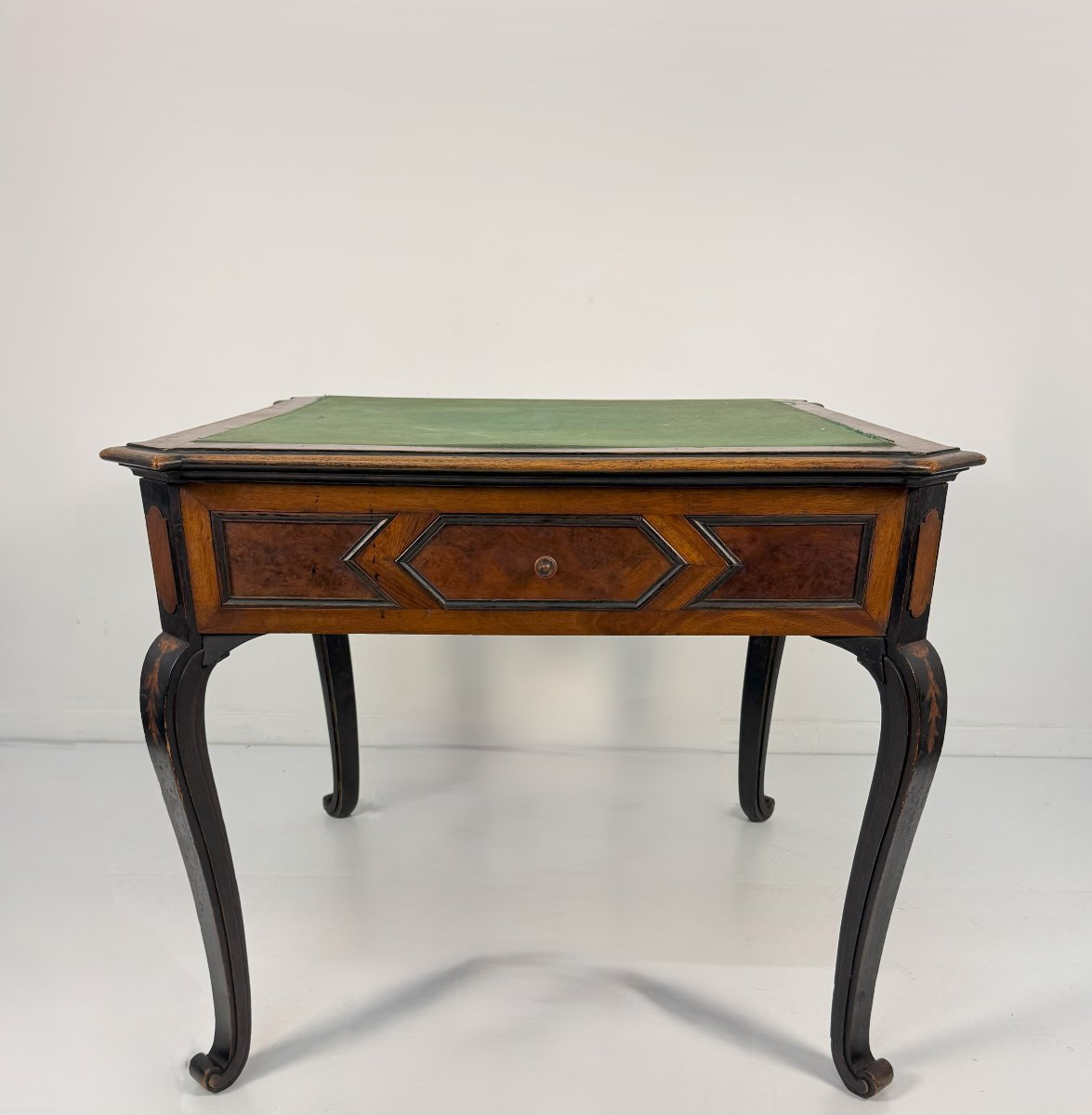 Table à jeu en placage de noyer, XIXe siècle