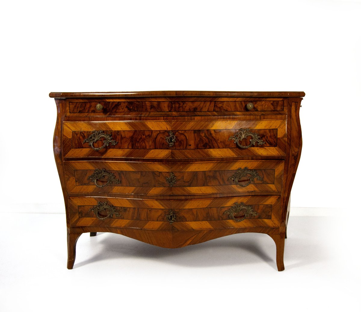 Commode plaquée de caroubier, de noyer et de bruyère, Modène, milieu du XVIIIe siècle