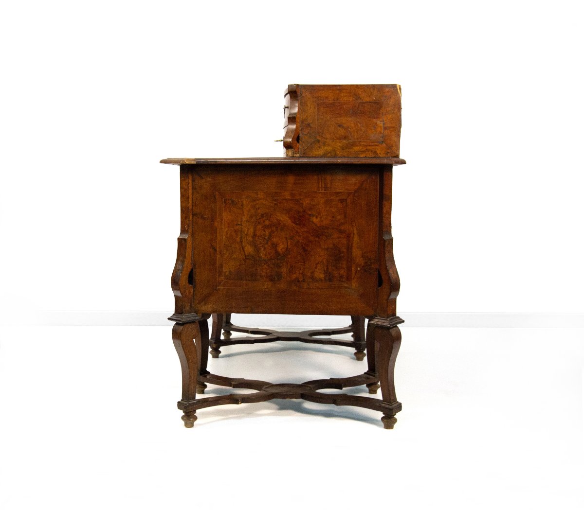 Bureau " Mazzarino" en placage de noyer et loupe, XVIIIe siècle-photo-4