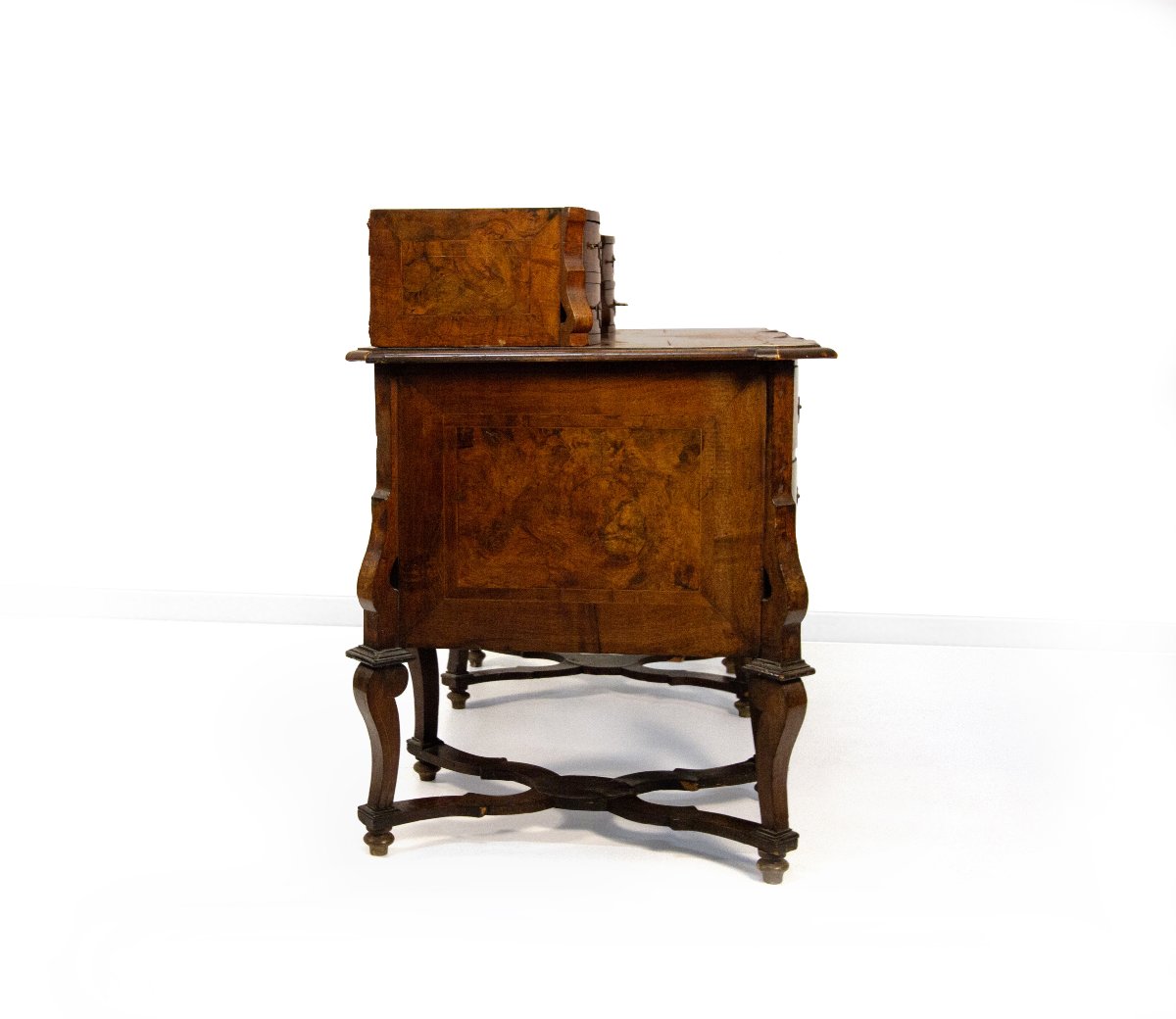 Bureau " Mazzarino" en placage de noyer et loupe, XVIIIe siècle-photo-2