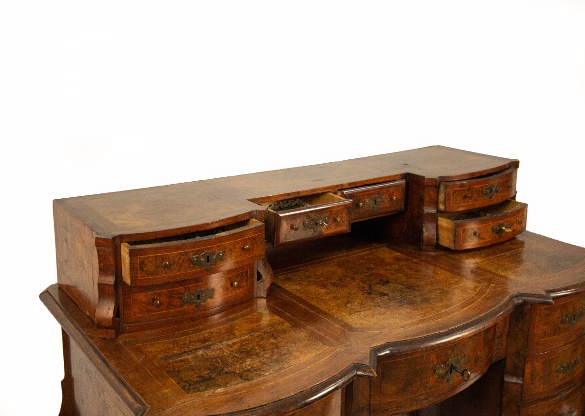 Bureau " Mazzarino" en placage de noyer et loupe, XVIIIe siècle-photo-5