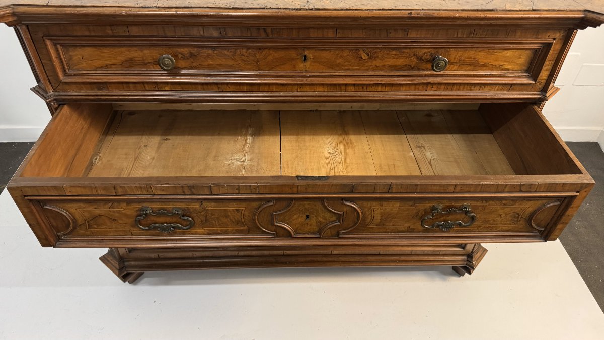 Commode en noyer partiellement plaquée, fin du XVIIe siècle-photo-1