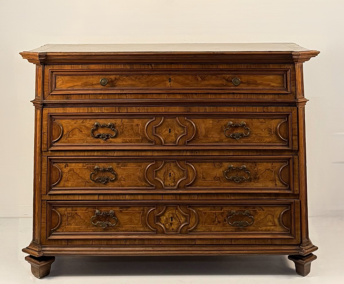 Commode en noyer partiellement plaquée, fin du XVIIe siècle
