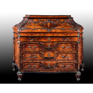 Commode à abattant plaquée en noyer, de style lombard du XVIIIe siècle
